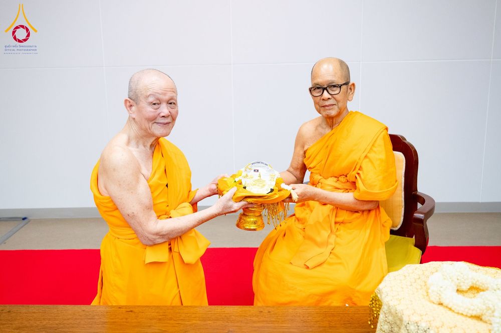 ภาพ No.222395:วันที่ 21 เมษายน พ.ศ. 2568 หลวงพ่อทัตตชีโวต้อนรับคณะสงฆ์ สปป.ลาว ณ อาคาร 100 ปี คุณยายมหารัตนอุบาสิกาจันทร์ ขนนกยูง วัดพระธรรมกาย