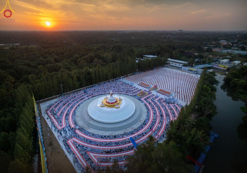 ภาพ No.192911:พิธีตักบาตรพระธรรมยาตรา ณ อนุสรณ์สถานคลองบางนางแท่น อ.สามพราน จ.นครปฐม ในโครงการธรรมยาตรา กตัญญูบูชา มหาปูชนียาจารย์ พระมงคลเทพมุนี(สด จนฺทสโร) พระผู้ปราบมาร อนุสรณ์สถาน 7 แห่ง ปีที่ 13 วันที่ 11 มกราคม พ.ศ.2568
