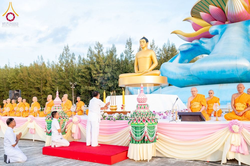 ภาพ No.162225:พิธีจุดประทีปโคมลาน ถวายเป็นพุทธบูชา สร้างความสว่างไสวให้กับแผ่นดินด้วยแสงธรรม วันพฤหัสบดีที่ 17 ตุลาคม พ.ศ. 2567 ณ พุทธอุทยานนานาชาติ จังหวัดหนองคาย