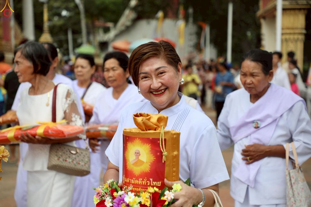 ภาพ No.254572:วันที่ 12 ตุลาคม พ.ศ. 2568 พิธีทอดกฐินสามัคคีทั่วไทย 30,000 วัด โดยคณะศิษยานุศิษย์ บูชาธรรม 81 ปี หลวงพ่อธัมมชโย ณ วัดป่าพระเจ้า อ.ศรีประจันต์ จ.สุพรรณบุรี