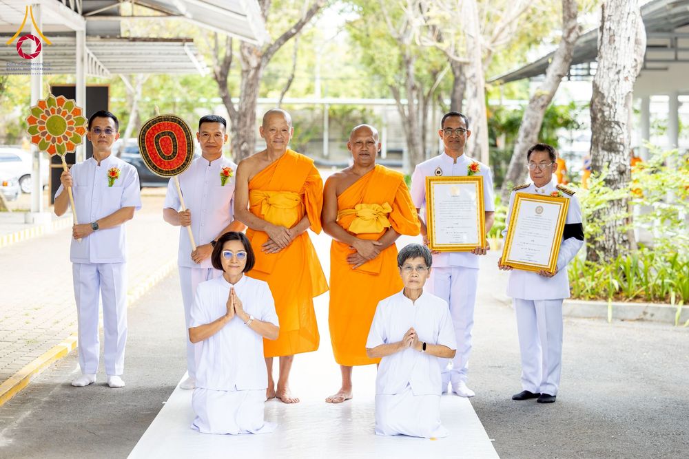 ภาพ No.276642:วันเสาร์ที่ 6 ธันวาคม พ.ศ. 2568 พิธีมุทิตาสักการะ เนื่องในโอกาสที่พระเดชพระคุณพระพรหมดิลก เจ้าอาวาสวัดสามพระยา วรวิหาร เมตตาเป็นประธานในพิธีตั้งฐานานุกรมใน พระราชวิเทศวชิรเวที (บัณฑิต วรปญฺโญ) ผู้ช่วยเจ้าอาวาสวัดพระธรรมกาย (ไวโรจน์ วิโรจโน) ผู้ช่วยเจ้าอา