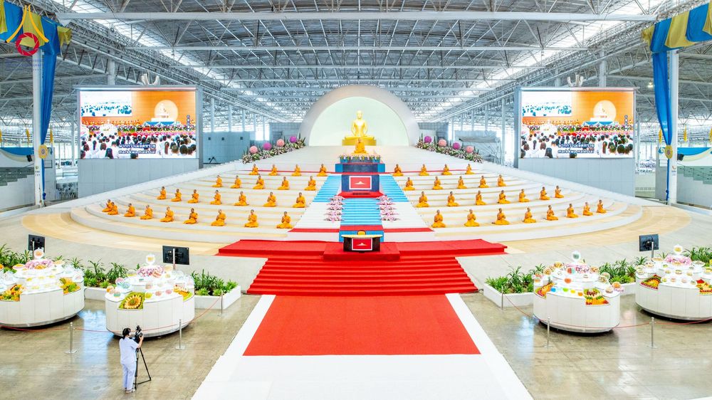 ภาพ No.215254:วันอาทิตย์ต้นเดือนที่ 6 เมษายน พ.ศ. 2568 พิธีบูชาข้าวพระ สภาธรรมกายสากล วัดพระธรรมกาย