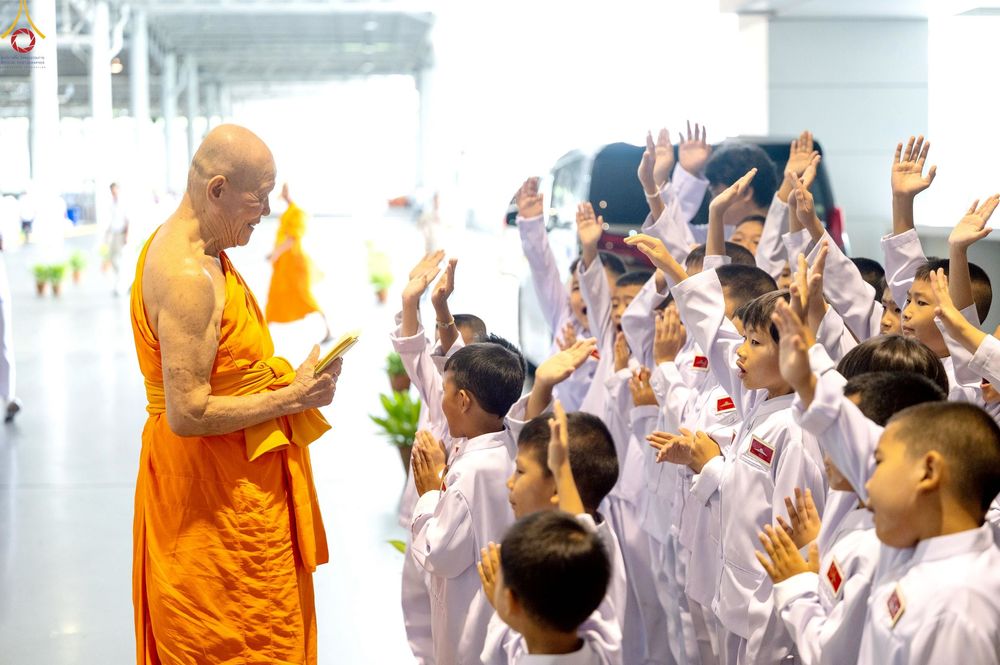 ภาพ No.243561:วันอาทิตย์ที่ 7 กันยายน พ.ศ. 2568 พิธีบูชาครูผู้ค้นพบวิชชาธรรมกาย , พิธีบูชาข้าวพระ ณ สภาธรรมกายสากล วัดพระธรรมกาย