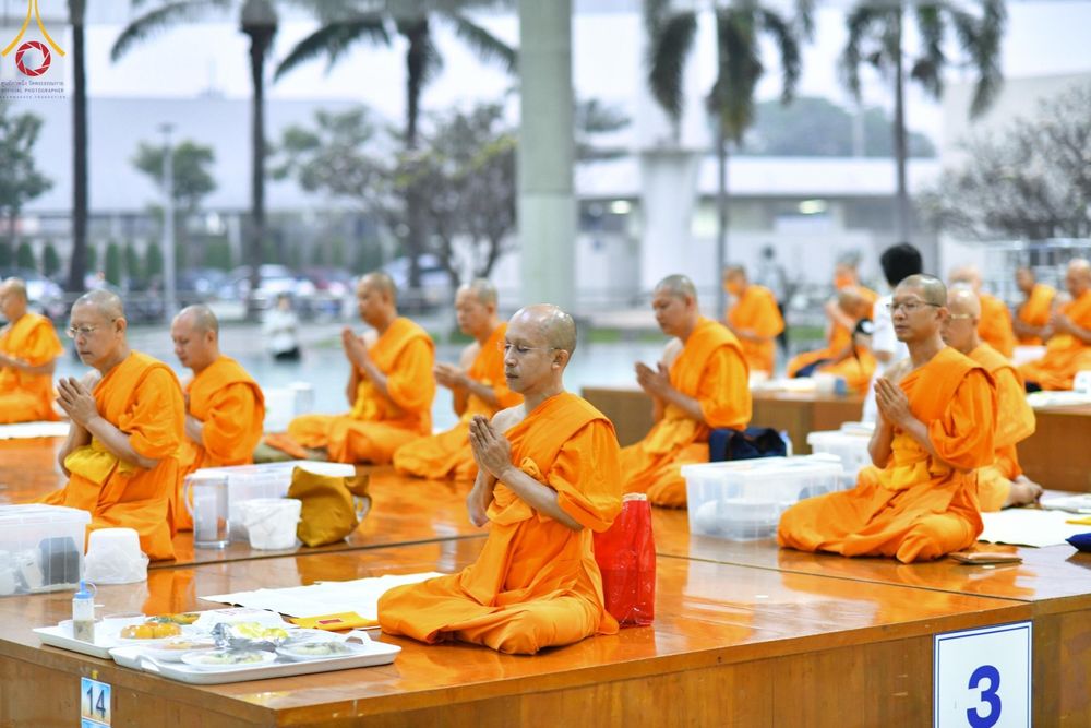 ภาพ No.208318:พิธีสวดพระพุทธมนต์ และถวายภัตตาหารเมนูสวรรค์แด่พระภิกษุ สามเณร วันที่ 15 กุมภาพันธ์ พ.ศ. 2568 ณ หอฉันคุณยายอาจารย์ฯ วัดพระธรรมกาย