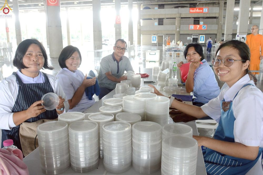 ภาพ No.246647:วันที่ 12 กันยายน พ.ศ. 2568 การเก็บงาน จัดเก็บไฟ LED ของเจ้าหน้าที่ทุกสถานะ ณ วิหารคด วัดพระธรรมกาย