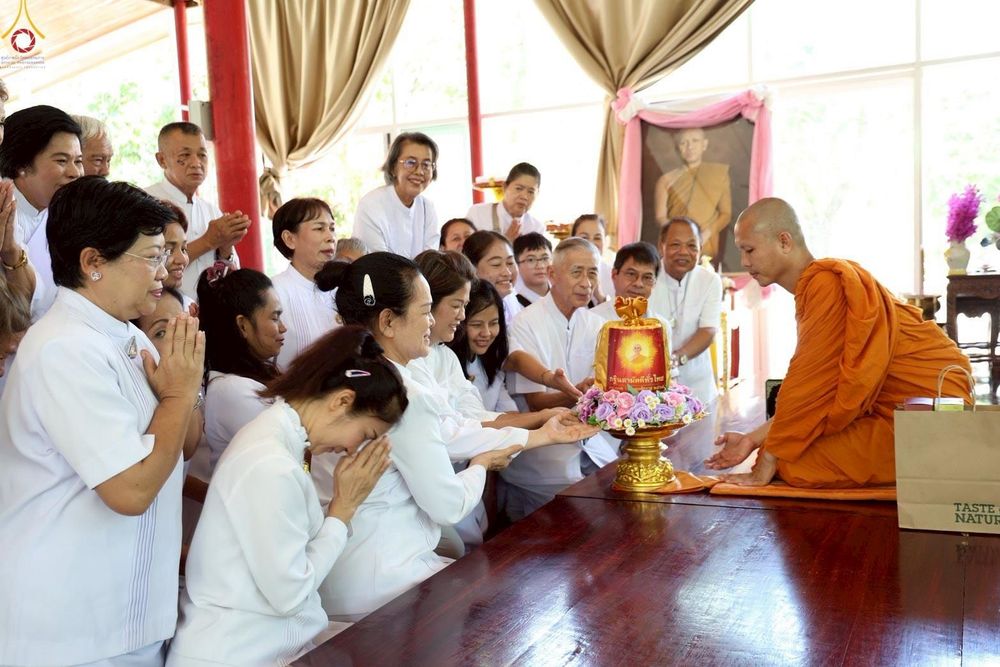 ภาพ No.269604:วันที่ 8 ตุลาคม พ.ศ. 2568 พิธีถวายปัจจัยสมทบกฐิน ในโครงการทอดกฐินสามัคคีทั่วไทย 30,000 วัด โดยคณะศิษยานุศิษย์ บูชาธรรม 81 ปี หลวงพ่อธัมมชโย ณ  วัดป่าศรีถาวร บางแก้วฟ้า , วัดป่าศรีถาวร คลองโยง , วัดป่าสติปัฏฐาน , วัดพุทธธรรมรังษี ในจังหวัดนครปฐม