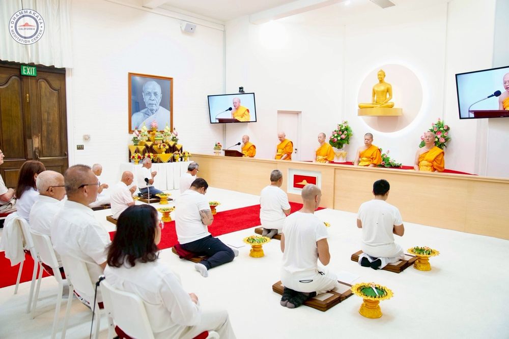 ภาพ No.252190:วันที่ 4-5 ตุลาคม พ.ศ. 2568  วัดพระธรรมกายแคลิฟอร์เนีย ประเทศสหรัฐอเมริกา ได้จัดพิธีตัดปอยผม โดยคณะสงฆ์ ญาติ ๆ และสาธุชน ให้กับนาคธรรมทายาท 8 ท่าน และได้จัดพิธีบรรพชา-อุปสมบท ฉลองพิธีทอดกฐินบรมจักรพรรดิ สร้างอุโบสถ 82 ปี บูชาธรรมหลวงพ่อธัมมชโย