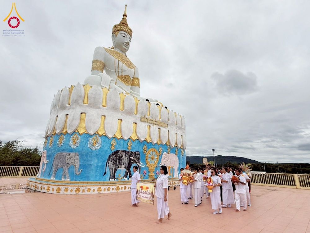 ภาพ No.274178:วันที่ 3 พฤศจิกายน พ.ศ. 2568 พิธีทอดกฐินสามัคคีทั่วไทย ณ วัดป่ามีสัทธรรม อ.สีคิ้ว จ.นครราชสีมา โดยคณะศิษยานุศิษย์ บูชาธรรม 81 ปี หลวงพ่อธัมมชโย