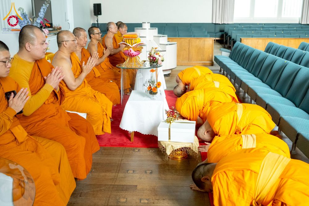 ภาพ No.265794:วันที่ 2 พฤศจิกายน พ.ศ. 2568 วัดพระธรรมกายเมลเบิร์น ได้มีโอกาสถวายการต้อนรับ พระเดชพระคุณ พระเทพปริยัติโสภณ เจ้าคณะจังหวัดกาญจนบุรี และเจ้าอาวาสวัดไชยชุมพลชนะสงคราม