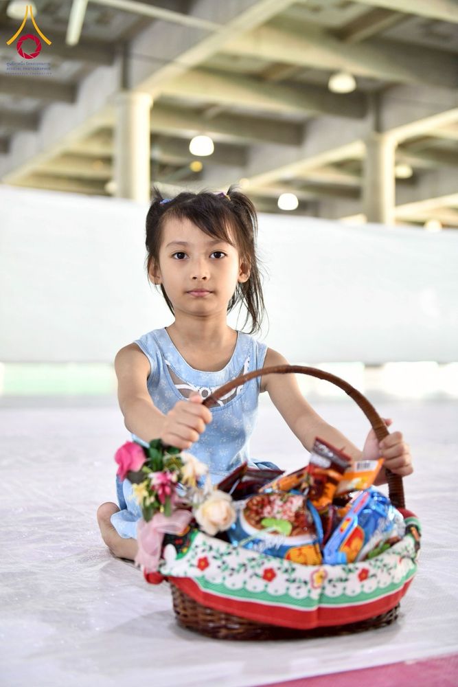 ภาพ No.256621:วันที่ 11 ตุลาคม พ.ศ. 2568 พิธีตักบาตรฉลองพระใหม่  โครงการอุปสมบทบูชาธรรม 141 ปี  พระมงคลเทพมุนี (สด จนฺทโร) ผู้ค้นพบวิชชาธรรมกาย ณ มหาวิหารคด 9 วัดพระธรรมกาย