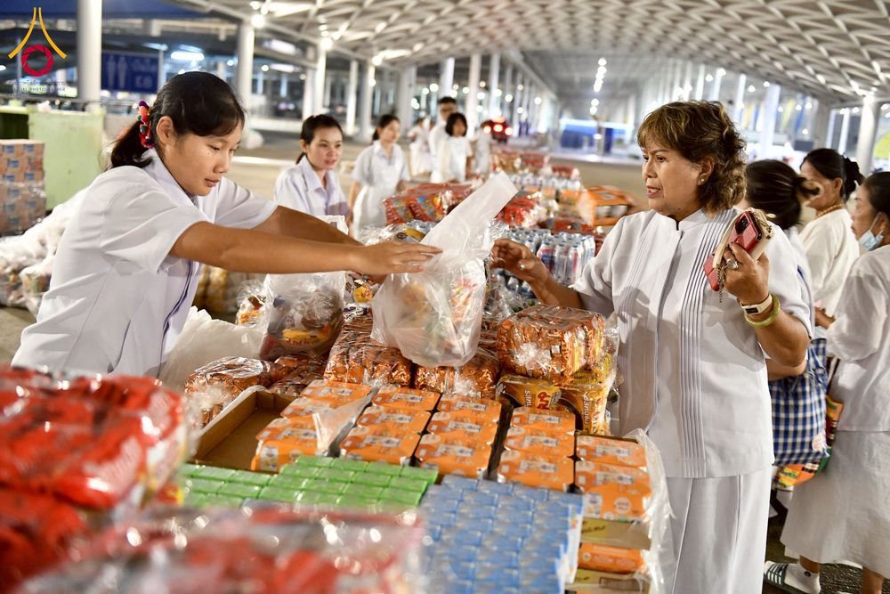 ภาพ No.256723:วันที่ 5 ตุลาคม พ.ศ. 2568 พิธีตักบาตร ข้าวสารอาหารแห้ง ณ บ้านแก้วเรือนทองคุณยายฯ สภาธรรมกายสากล วัดพระธรรมกาย