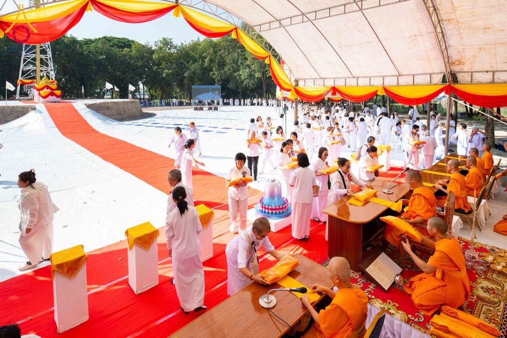 ภาพ No.285857:วันพุธที่ 10 ธันวาคม พ.ศ.2568  พิธีตอกเสาเข็มมงคลต้นสุดท้าย รองรับองค์พระเจดีย์เพื่อสร้างสันติภาพโลก ณ ศูนย์ปฏิบัติธรรมและศูนย์อบรมเยาวชน ชัยนาท