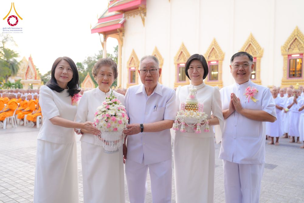 ภาพ No.278514:วันอาทิตย์ที่ 14 ธันวาคม พ.ศ.2568  พิธีเวียนประทักษิณ พิธีวันทาสีมาพระประธาน โครงการบวชบูชาธรรมมหาปูชนียาจารย์ ของศูนย์ปฏิบัติธรรมบุรีรัมย์ ณ วัดกลาง พระอารามหลวง จังหวัดบุรีรัมย์