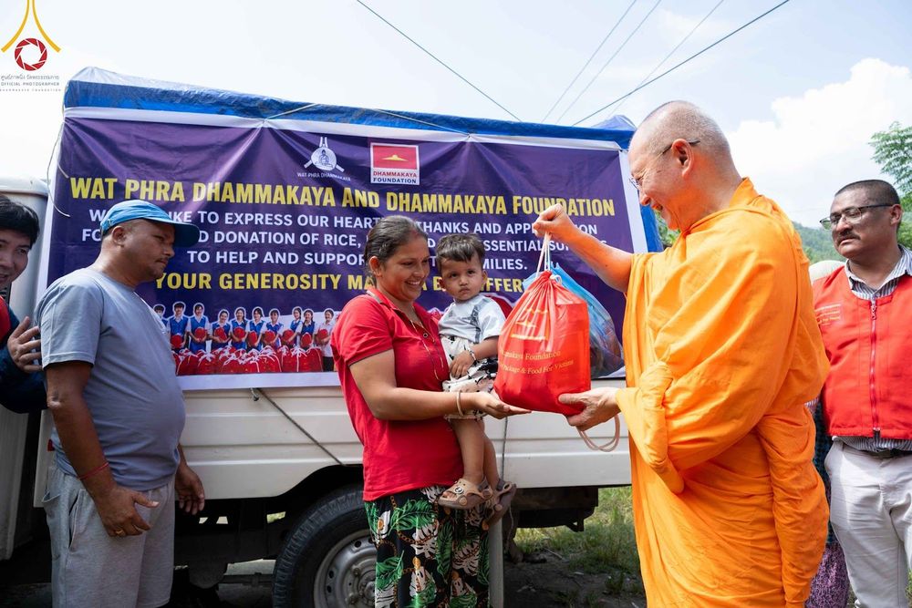 ภาพ No.348050:วันที่ 8 กันยายน พ.ศ.2569 พระธรรมฑูตไทย สายอินเดีย เนปาล พร้อมด้วยคณะสงฆ์เนปาล  วัดไทยลุมพินี วัดพระธรรม และมูลนิธิธรรมกาย ร่วมช่วยเหลือผู้ประสบภัยน้ำท่วมประเทศเนปาล