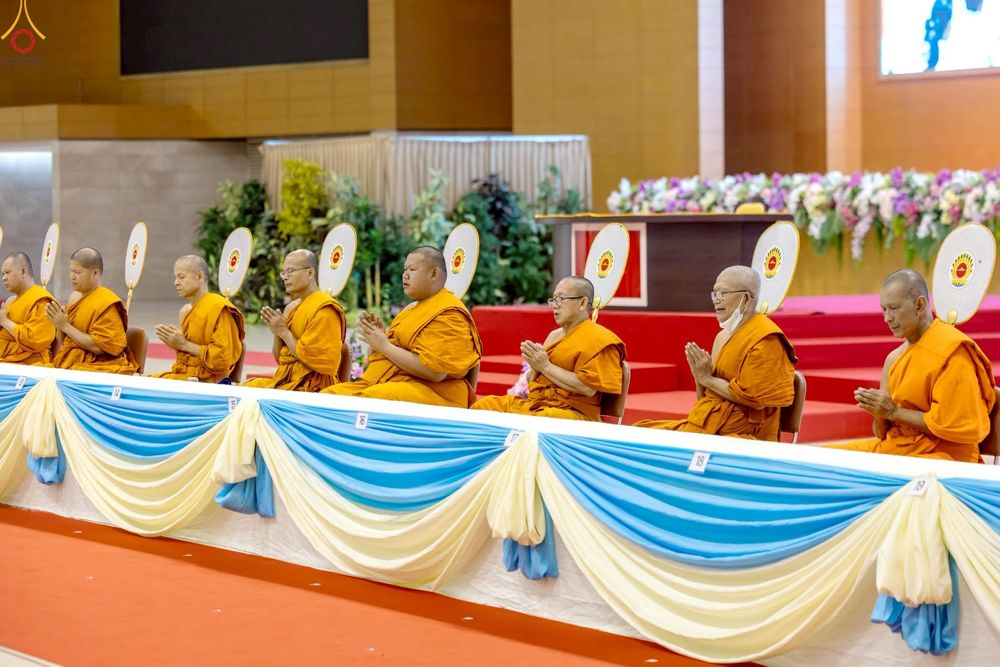 ภาพ No.233824:วันเสาร์ที่ 19 กรกฎาคม พ.ศ.2568 วันมหารำลึก ครั้งที่ 35 พิธีรำลึกถึงนักสร้างบารมี , พิธีสวดพระพุทธมนต์ , พิธีทอดผ้าบังสกุลและถวายไทยธรรม วัดพระธรรมกาย