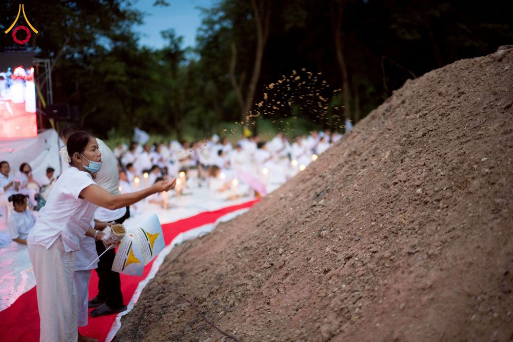 ภาพ No.261941:วันที่ 14 ตุลาคม พ.ศ. 2568 พิธีกลั่นแผ่นดิน โปรยทรายตอกเสาเข็มมหามงคลต้นแรก  สร้างองค์พระเจดีย์และจุดประทีปถวายเป็นพุทธบูชา ณ ศูนย์ปฏิบัติธรรมชัยนาท ต.ธรรมามูล อ.ชัยนาท จ.ชัยนาท