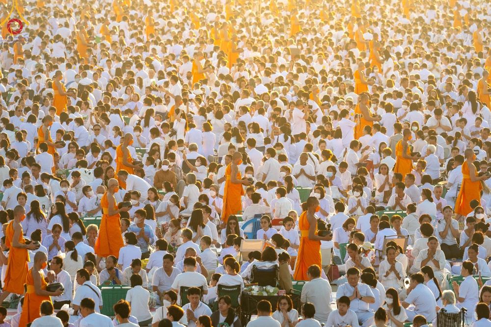 ภาพ No.105300:พิธีตักบาตรฉลองพระบวชใหม่ รุ่นบูชาธรรมมหาปูชนียาจารย์ และต้อนรับศักราชใหม่ วันจันทร์ที่ 1 มกราคม พ.ศ. 2567 ณ ลานธรรมพระมหาธรรมกายเจดีย์ วัดพระธรรมกาย