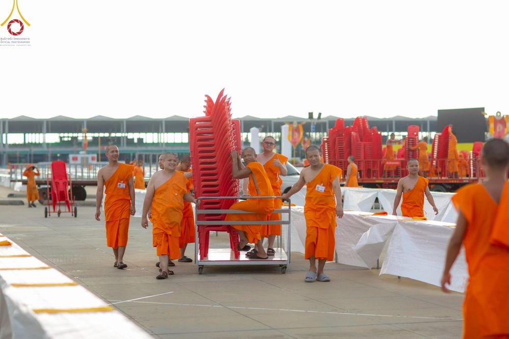 ภาพ No.218678:วันพฤหัสบดีที่ 17 เมษายน พ.ศ. 2568 การเตรียมงานในลานธรรม , สภาธรรมกายสากล , วิหารคด  เพื่องานวันคุ้มครองโลก 22 เมษายน พ.ศ. 2568