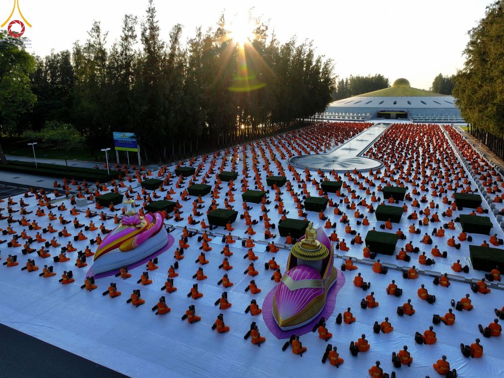 ภาพ No.104448:พระธรรมยาตราร่วมปฏิบัติธรรม และถ่ายภาพหมู่ประวัติศาสตร์ หน้ามหาวิหารพระมงคลเทพมุนี วันที่ 27 ธันวาคม พ.ศ. 2566