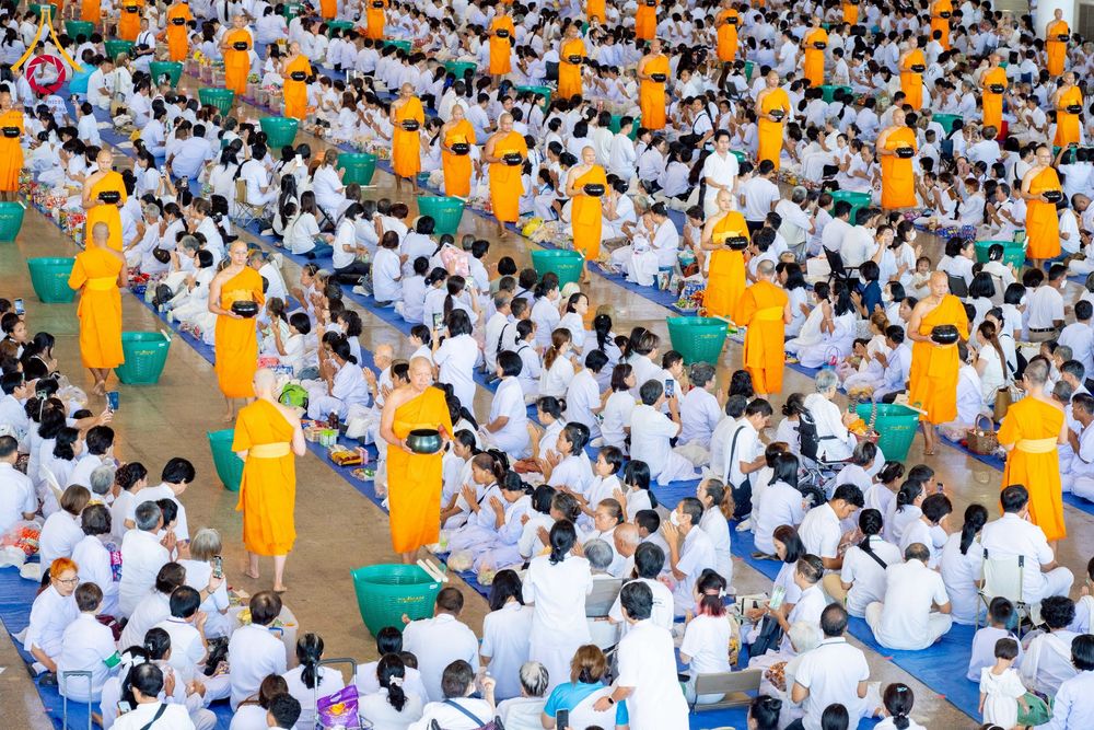 ภาพ No.256826:วันที่ 5 ตุลาคม พ.ศ. 2568 พิธีตักบาตร ข้าวสารอาหารแห้ง ณ บ้านแก้วเรือนทองคุณยายฯ สภาธรรมกายสากล วัดพระธรรมกาย