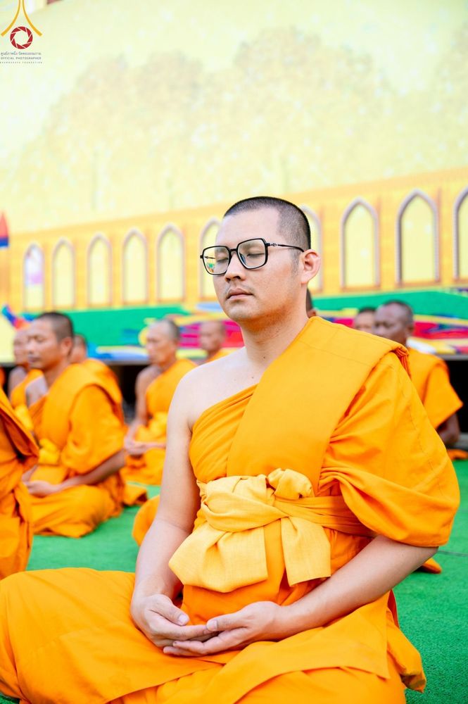 ภาพ No.201357:พระธรรมยาตราปฏิบัติธรรม และถ่ายภาพหมู่ประวัติศาสตร์ ณ อาคารธรรมยาตรา กตัญญูบูชามหาปูชนียาจารย์  ตรงข้ามวัดปากน้ำภาษีเจริญ จ.กรุงเทพมหานคร ในโครงการธรรมยาตรา กตัญญูบูชา มหาปูชนียาจารย์ พระมงคลเทพมุนี(สด จนฺทสโร) พระผู้ปราบมาร อนุสรณ์สถาน 7 แห่ง ปีที่ 13