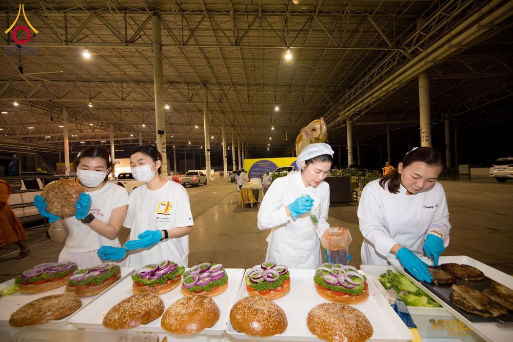 ภาพ No.204345:พิธีถวายภัตตาหารเป็นสังฆทาน แด่พระธรรมยาตรา ณ วัดพระธรรมกาย ตำบลคลองสาม อำเภอคลองหลวง จังหวัดปทุมธานี ในโครงการธรรมยาตรา กตัญญูบูชา มหาปูชนียาจารย์ พระมงคลเทพมุนี(สด จนฺทสโร) พระผู้ปราบมาร อนุสรณ์สถาน 7 แห่ง ปีที่ 13 วันที่ 31 มกราคม พ.ศ. 2568