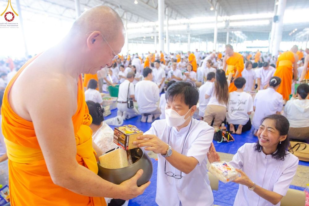 ภาพ No.139121:พิธีตักบาตร , พิธีบูชาข้าวพระ ณ ห้องแก้วสารพัด 1 สภาธรรมกายสากล วัดพระธรรมกาย วันอาทิตย์ต้นเดือนที่ 2 มิถุนายน พ.ศ. 2567
