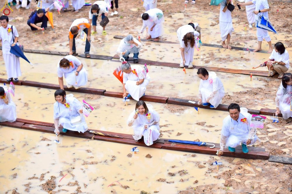 ภาพ No.250003:วันอังคารที่ 30 กันยายน พ.ศ. 2568 พิธีตอกเสามงคลต้นแรกอาคารเศรษฐีถาวร ที่พักผู้มาปฏิบัติธรรม ณ ศูนย์ปฏิบัติธรรมจันทบุรี