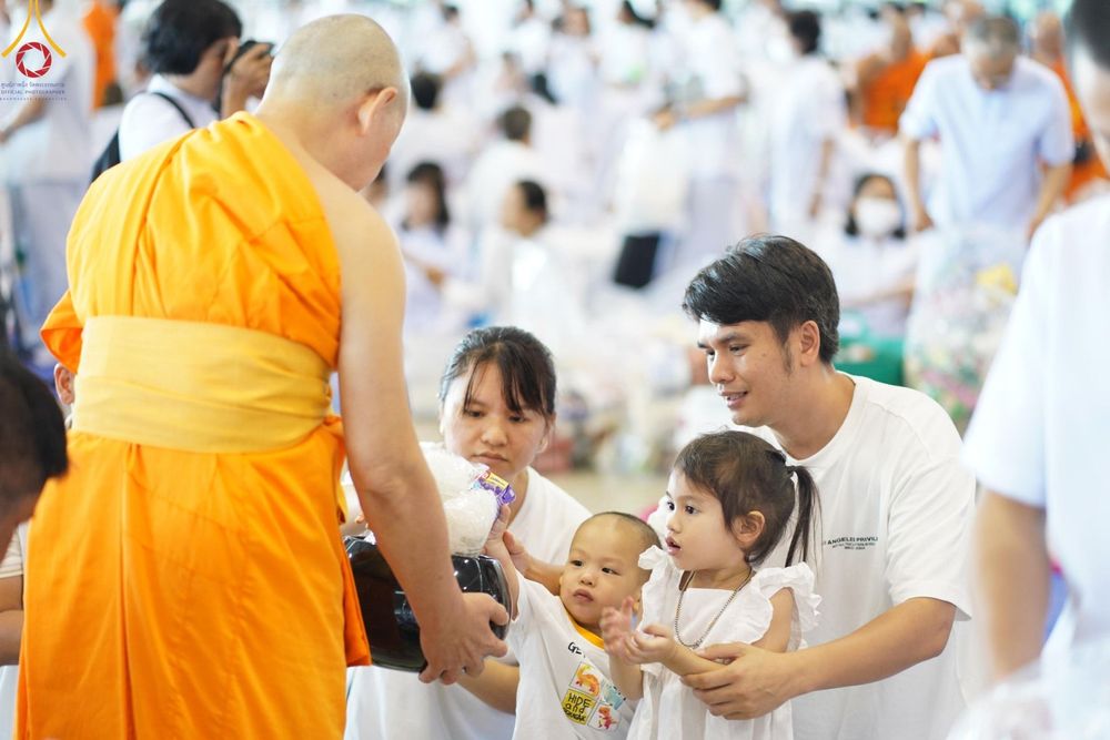 ภาพ No.137223:พิธีตักบาตร และปฏิบัติธรรม ในวันวิสาขบูชา วันพุธที่ 22 พฤษภาคม พ.ศ. 2567 ( วันพระขึ้น15 ค่ำ เดือน 6 ) ณ วัดพระธรรมกาย จ.ปทุมธานี