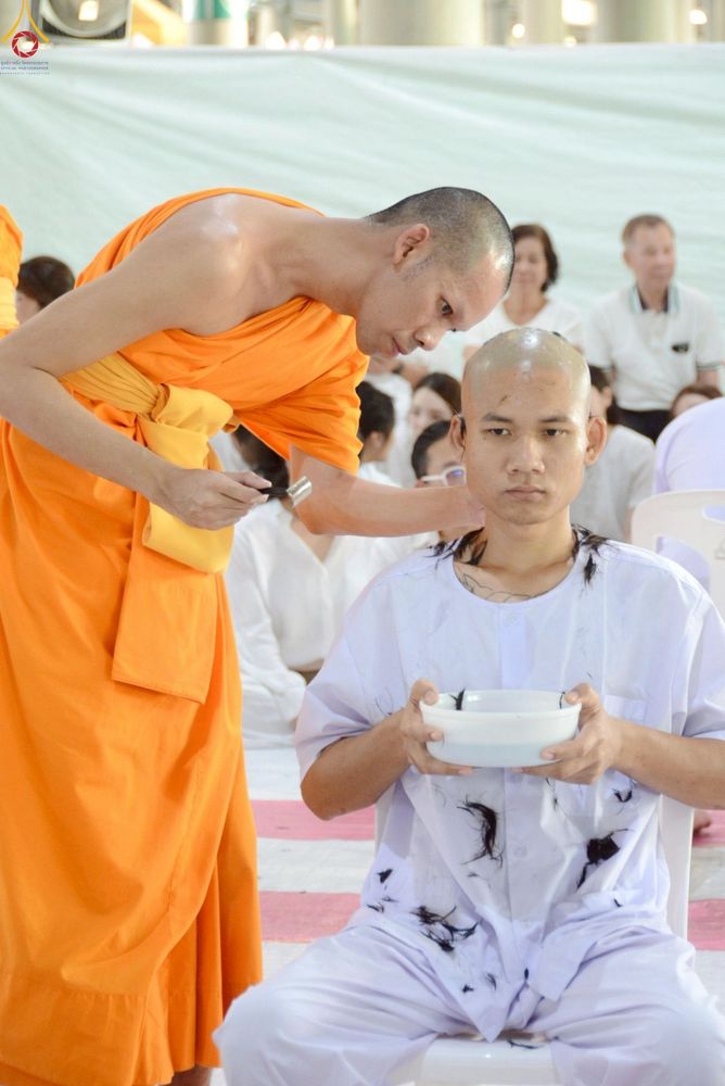 ภาพ No.248656:วันที่ 28 กันยายน พ.ศ. 2568 พิธีตัดปอยผม และปลงผม โครงการอุปสมบทบูชาธรรม 141 ปี พระมงคลเทพมุนี ณ วิหารคด วัดพระธรรมกาย