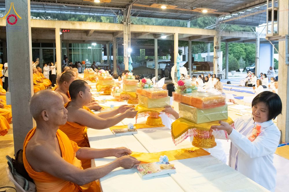 ภาพ No.292582:วันที่ 12 มกราคม พ.ศ. 2569 พิธีถวายภัตตาหารเป็นสังฆทาน แด่พระธรรมยาตรา ณ อนุสรณ์สถานมหาวิหารพระมงคลเทพมุนี (โลตัสแลนด์) อ.สองพี่น้อง จ.สุพรรณบุรี ในโครงการธรรมยาตรา กตัญญูบูชา มหาปูชนียาจารย์ พระมงคลเทพมุนี(สด จนฺทสโร) พระผู้ปราบมาร อนุสรณ์สถาน 7 แห่ง ปี