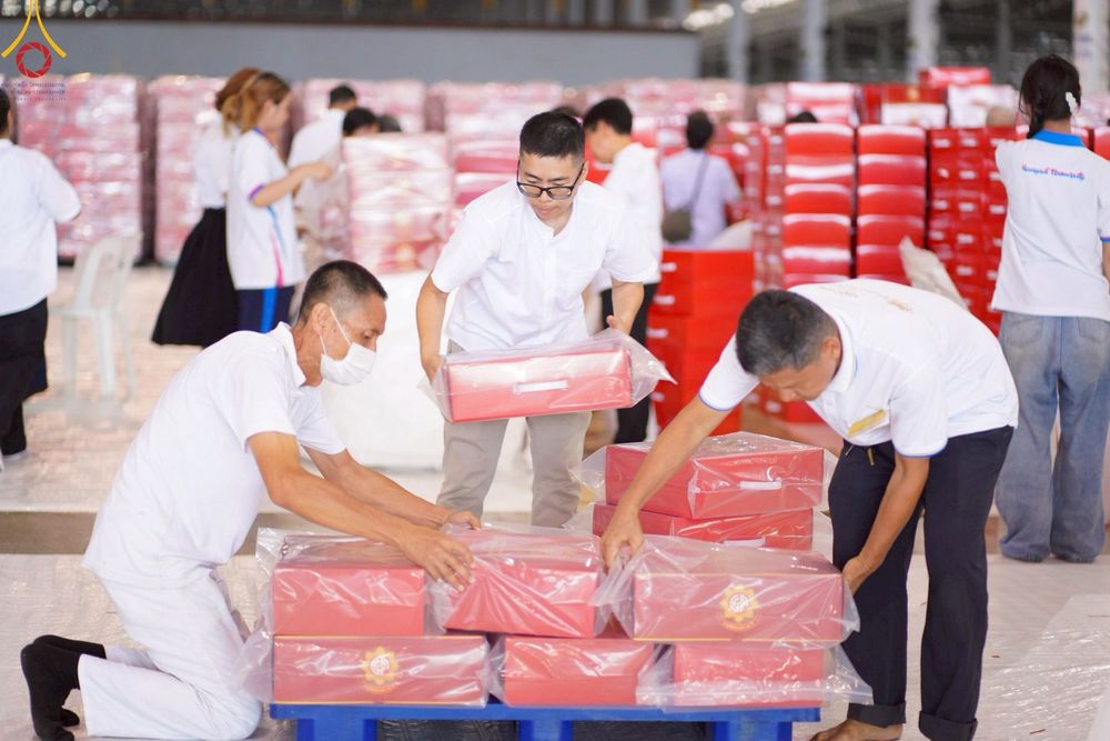 ภาพ No.214392:วันที่ 29 มีนาคม พ.ศ.2568 กิจกรรมใส่ถุงซิปกล่องไทยธรรม เพื่อรักษาความประณีตของกล่องไทยธรรม ในทุกสภาพอากาศ ณ บ้านแก้วเรือนทองคุณยาย วัดพระธรรมกาย