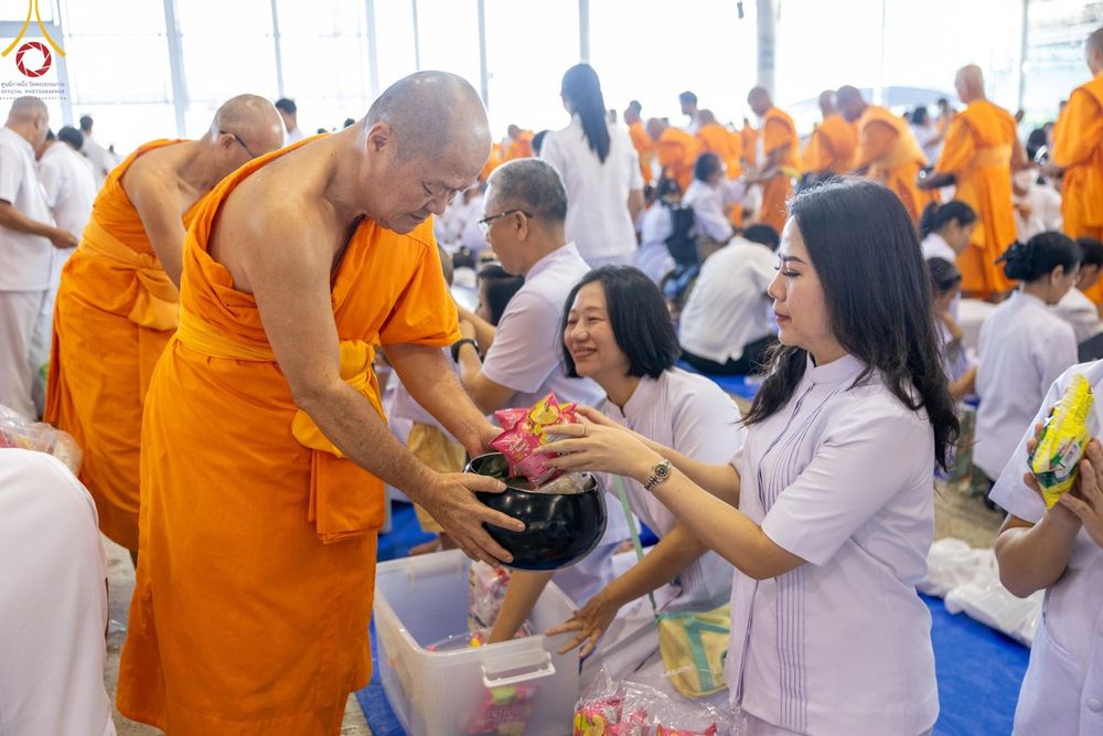 ภาพ No.158988:พิธีตักบาตร ในวันอาทิตย์ต้นเดือน วันที่ 6 ตุลาคม พ.ศ. 2567 ณ สภาธรรมกายสากล วัดพระธรรมกาย