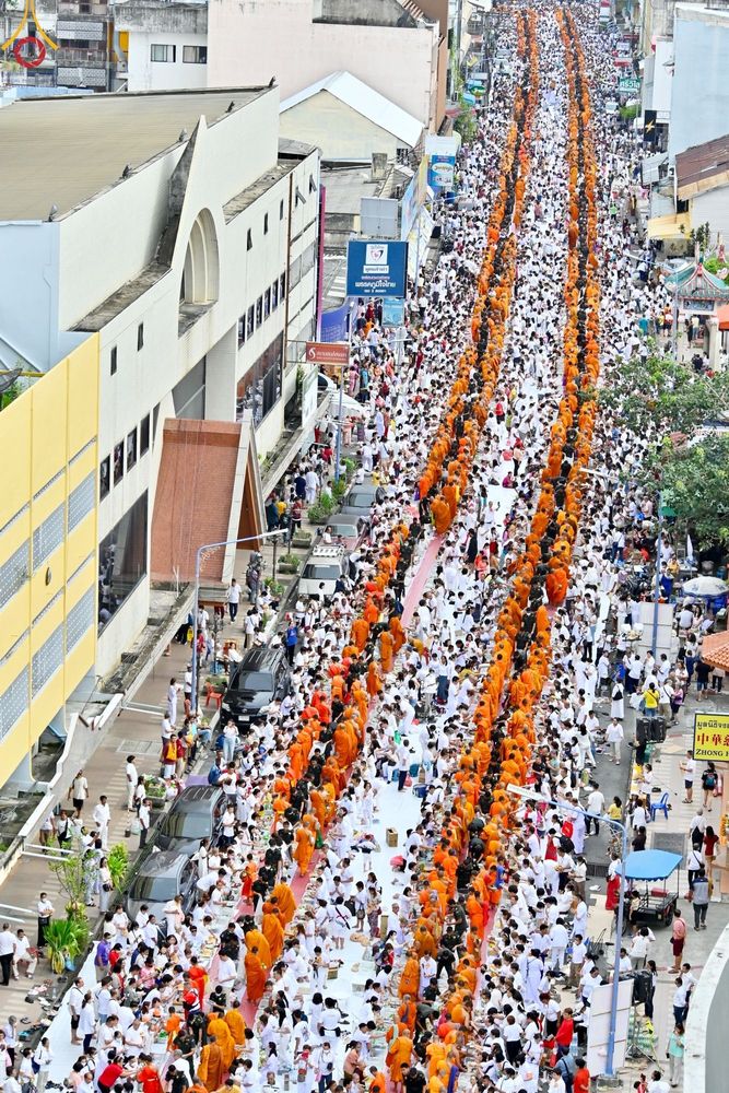 ภาพ No.85957:ตักบาตรพระนานาชาติ 10,000 รูป ใจกลางนครหาดใหญ่ จ.สงขลา วันอาทิตย์ที่ 20 สิงหาคม พ.ศ. 2566