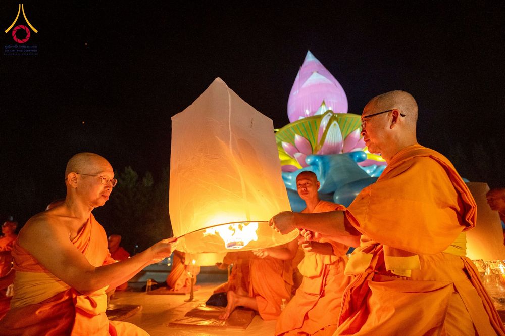 ภาพ No.266162:วันพุธที่ 5 พฤศจิกายน พ.ศ. 2568 (วันพระ ขึ้น 15 ค่ำ เดือน 12) พิธีจุดประทีปโคมลาน, โคมลอย และลอยกระทง ถวายประทีปเป็นพุทธบูชา สร้างความสว่างไสวให้กับแผ่นดินด้วยแสงธรรม ณ พุทธอุทยานนานาชาติ จังหวัดหนองคาย