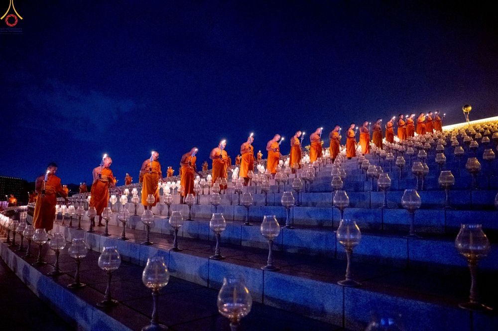ภาพ No.253693:วันที่ 10 ตุลาคม พ.ศ. 2568 พิธีจุดประทีปบูชาพระผู้ปราบมาร, พิธีจุดประทีปบนพระมหาธรรมกายเจดีย์  20,000 ดวง เนื่องในวันคล้ายวันเกิดครบรอบ 141 ปี พระมงคลเทพมุนี (สด จนฺทสโร)