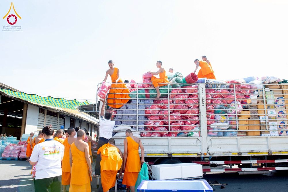 ภาพ No.273735:วันที่ 27 พฤศจิกายน พ.ศ. 2568 คณะศิษยานุศิษย์วัดพระธรรมกาย มูลนิธิธรรมกาย มอบอาหารและสิ่งของความช่วยเหลือให้พี่น้องชาวใต้ ผู้ประสบอุทกภัยน้ำท่วม