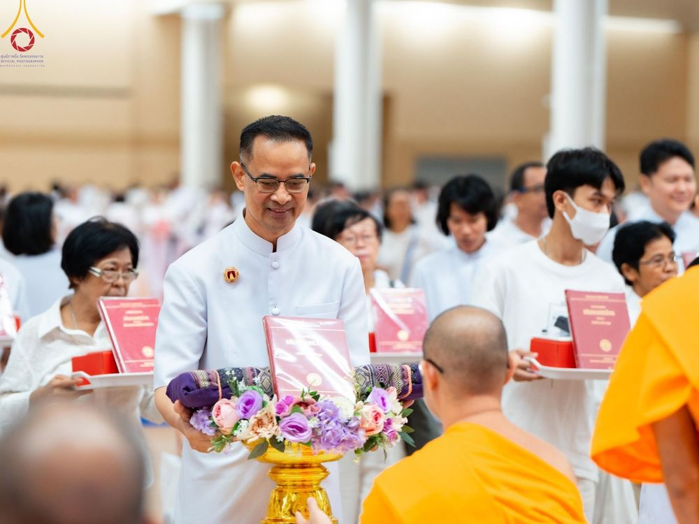 ภาพ No.138860:พิธีถวายกองทุนสนับสนุน การสร้างพระไตรปิฎกฉบับธรรมชัย และอนุรักษ์คัมภีร์ใบลาน น้อมบูชาธรรมหลวงพ่อธัมมชโย 80 ปี ณ ห้องแก้วสารพัดนึก 2 วัดพระธรรมกาย วันเสาร์ที่ 1 มิถุนายน พศ. 2567