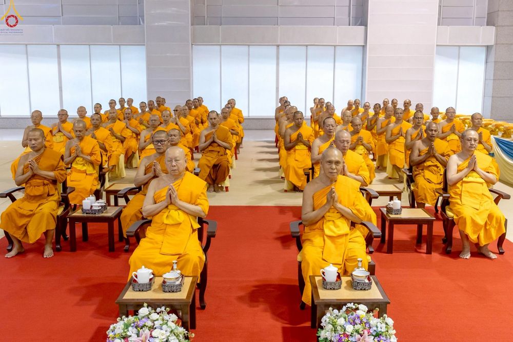 ภาพ No.233827:วันเสาร์ที่ 19 กรกฎาคม พ.ศ.2568 วันมหารำลึก ครั้งที่ 35 พิธีรำลึกถึงนักสร้างบารมี , พิธีสวดพระพุทธมนต์ , พิธีทอดผ้าบังสกุลและถวายไทยธรรม วัดพระธรรมกาย