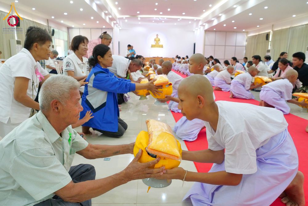 ภาพ No.319888:วันเสาร์ที่ 4 เมษายน พ.ศ.2569 พิธีตัดปอยผมและปลงผม พิธีขอขมาผู้ปกครองและมอบผ้าไตร พิธีบรรพชาและถวายบาตร ณ ศูนย์ปฏิบัติธรรมและศูนย์อบรมเยาวชนเพชรบุรี  ต.ท่าแลง อ.ท่ายาง จ.เพชรบุรี