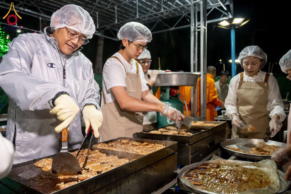 ภาพ No.292734:วันที่ 12 มกราคม พ.ศ. 2569 พิธีถวายภัตตาหารเป็นสังฆทาน แด่พระธรรมยาตรา ณ อนุสรณ์สถานมหาวิหารพระมงคลเทพมุนี (โลตัสแลนด์) อ.สองพี่น้อง จ.สุพรรณบุรี ในโครงการธรรมยาตรา กตัญญูบูชา มหาปูชนียาจารย์ พระมงคลเทพมุนี(สด จนฺทสโร) พระผู้ปราบมาร อนุสรณ์สถาน 7 แห่ง ปี