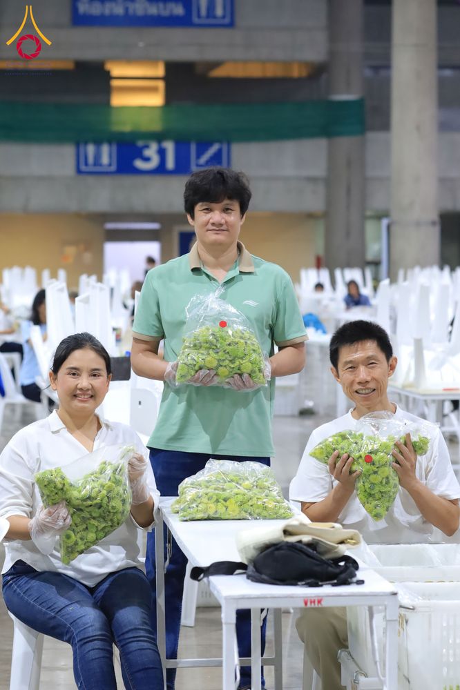 ภาพ No.303307:วันที่ 15-21 มกราคม พ.ศ.2569 ปลิดกลีบดอกเบญจทรัพย์ เพื่อโปรยต้อนรับพระธรรมยาตรา ในโครงการธรรมยาตรา กตัญญูบูชา มหาปูชนียาจารย์ พระมงคลเทพมุนี(สด จนฺทสโร) พระผู้ปราบมาร อนุสรณ์สถาน 7 แห่ง ปีที่ 14 ณ วิหารคด วัดพระธรรมกาย