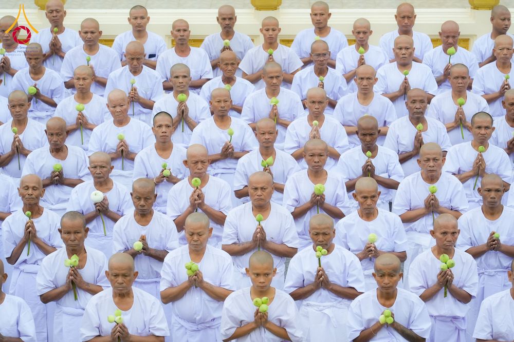 ภาพ No.278506:วันอาทิตย์ที่ 14 ธันวาคม พ.ศ.2568  พิธีเวียนประทักษิณ พิธีวันทาสีมาพระประธาน โครงการบวชบูชาธรรมมหาปูชนียาจารย์ ของศูนย์ปฏิบัติธรรมบุรีรัมย์ ณ วัดกลาง พระอารามหลวง จังหวัดบุรีรัมย์