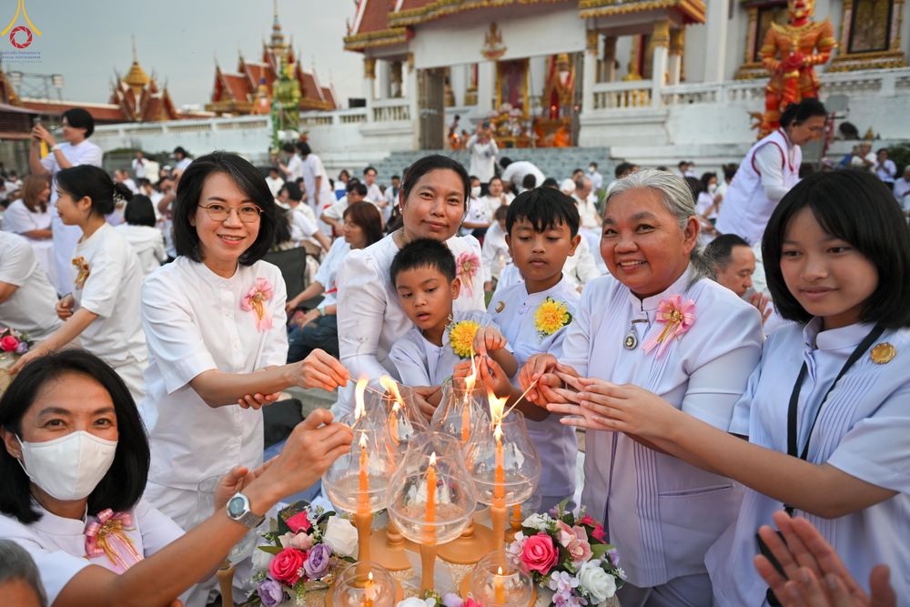 ภาพ No.297043:วันที่ 17 มกราคม พ.ศ. 2569 พิธีจุดประทีปถวายเป็นพุทธบูชา และบูชาธรรมมหาปูชนียาจารย์ (ภาพชุดที่ 2) ณ วัดโบสถ์บน ต.บางคูเวียง จ.นนทบุรี อนุสรณ์สถานลำดับที่ 4 สถานที่เกิดด้วยกายธรรม ในโครงการธรรมยาตรา กตัญญูบูชา มหาปูชนียาจารย์ พระมงคลเทพมุนี(สด จนฺทสโร) พร