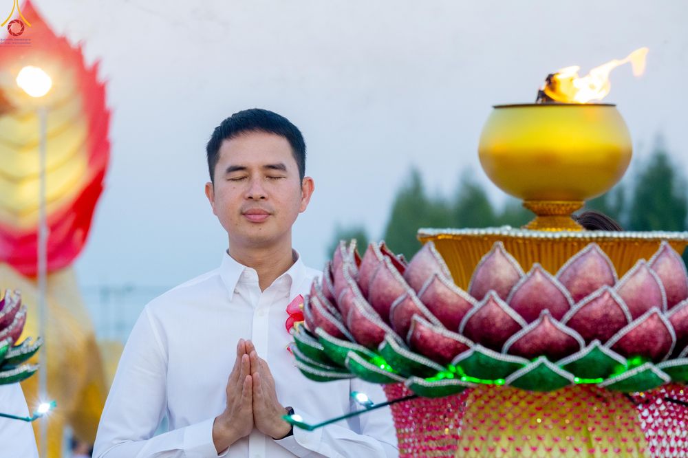 ภาพ No.302160:วันที่ 23 มกราคม พ.ศ. 2569 พิธีจุดประทีปธรรมถวายเป็นพุทธบูชา (ภาพชุดที่ 2) และบูชาธรรมมหาปูชนียาจารย์  ณ อนุสรณ์สถานลำดับที่ 5 สถานที่เผยแผ่วิชชาธรรมกายครั้งแรก อนุสรณ์สถานบางปลา วัดบางปลา อำเภอบางเลน จังหวัดนครปฐม ในโครงการธรรมยาตรา กตัญญูบูชา มหาปูชนีย