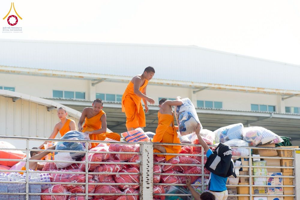 ภาพ No.273721:วันที่ 27 พฤศจิกายน พ.ศ. 2568 คณะศิษยานุศิษย์วัดพระธรรมกาย มูลนิธิธรรมกาย มอบอาหารและสิ่งของความช่วยเหลือให้พี่น้องชาวใต้ ผู้ประสบอุทกภัยน้ำท่วม