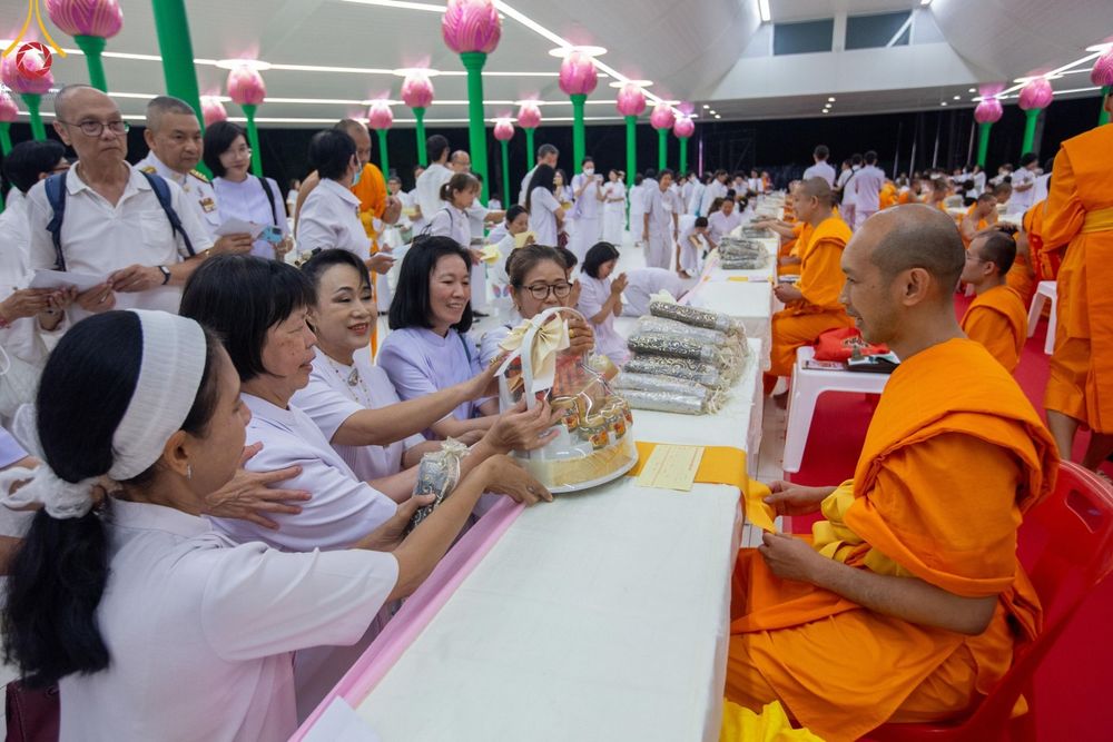 ภาพ No.123284:พิธีพระราชทานสัญญาบัตร พัดยศ และผ้าไตร แด่พระสงฆ์ในเขตปกครองคณะสงฆ์หนกลาง ณ วัดพระศรีมหาธาตุ เขตบางเขน กรุงเทพมหานคร และพิธีมุทิตาสักการะพระสังฆาธิการ ผู้ได้รับเลื่อนและตั้งสมณศักดิ์ ตามพระบรมราชโองการ ณ วัดพระธรรมกาย ในวันที่ 4 กุมภาพันธ์ พ.ศ. 2567