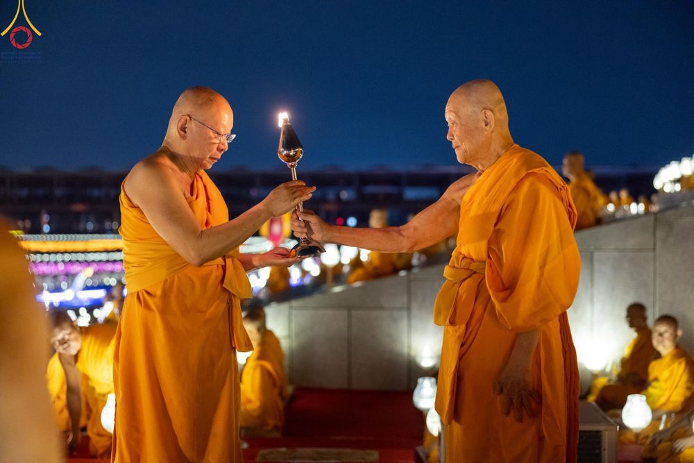 ภาพ No.279277:พิธีจุดวิสาขประทีป พิธีเวียนประทักษิณ ในวันวิสาขบูชา พุธที่ 22 พฤษภาคม พ.ศ. 2567 ( วันพระขึ้น 15 ค่ำ เดือน 6 ) ณ ลานธรรม พระมหาธรรมกายเจดีย์ วัดพระธรรมกาย จ.ปทุมธานี