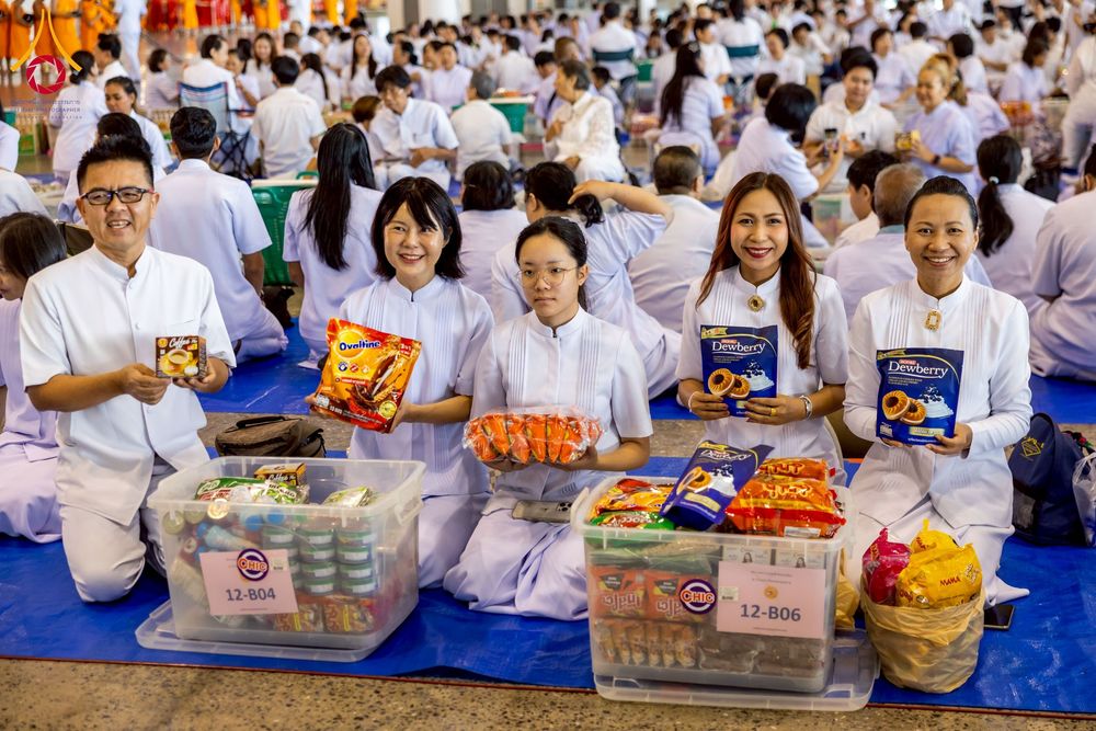 ภาพ No.256815:วันที่ 5 ตุลาคม พ.ศ. 2568 พิธีตักบาตร ข้าวสารอาหารแห้ง ณ บ้านแก้วเรือนทองคุณยายฯ สภาธรรมกายสากล วัดพระธรรมกาย