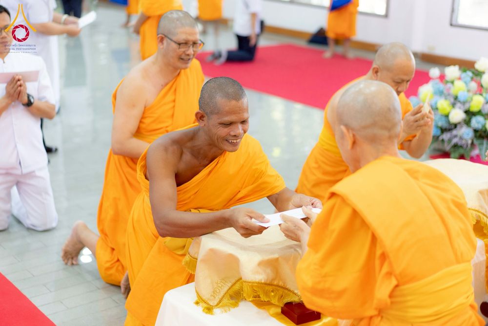 ภาพ No.276733:วันเสาร์ที่ 6 ธันวาคม พ.ศ. 2568 พิธีมุทิตาสักการะ เนื่องในโอกาสที่พระเดชพระคุณพระพรหมดิลก เจ้าอาวาสวัดสามพระยา วรวิหาร เมตตาเป็นประธานในพิธีตั้งฐานานุกรมใน พระราชวิเทศวชิรเวที (บัณฑิต วรปญฺโญ) ผู้ช่วยเจ้าอาวาสวัดพระธรรมกาย (ไวโรจน์ วิโรจโน) ผู้ช่วยเจ้าอา